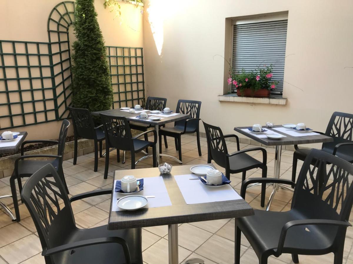 Hotel Du Lion Vesoul Bagian luar foto